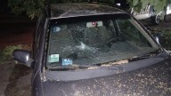 Furia en Barrio Schneider: discutió con su expareja, fue hasta la casa y le reventó el parabrisas del auto con un casco