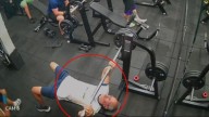 Hombre muere tras accidente con barra en gimnasio: incidente quedó registrado en video
