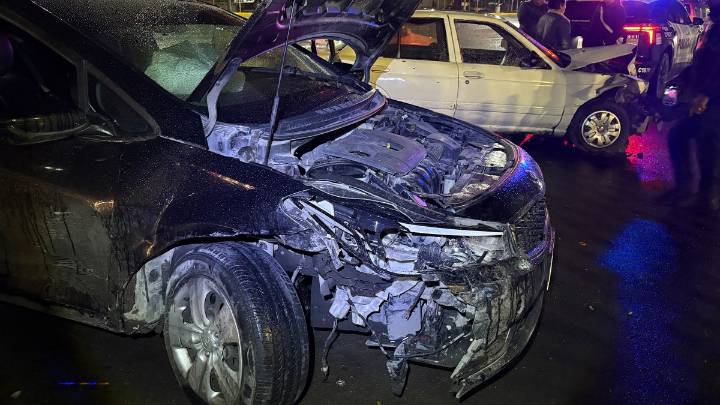 Conductor da vuelta prohibida en Antonio Cárdenas y ocasiona fuerte choque