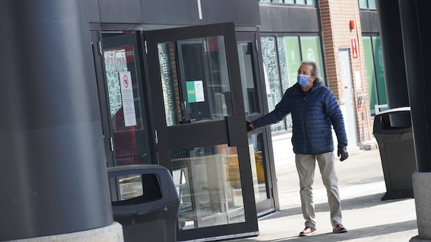 Masks again mandatory in Outaouais hospitals, care homes