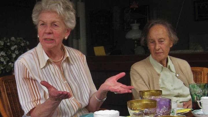 Mennonite Woman Nearly Fe'schluckes Herself