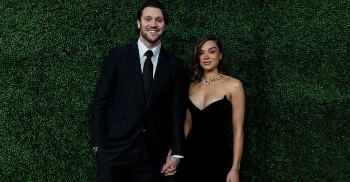 Buffalo Bills QB Josh Allen and wife Hailee Steinfeld are expecting