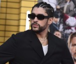 Bad Bunny es captado con máscara del Místico para ver función de Lucha Libre en México