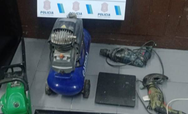 La policía busca a los dueños de elementos secuestrados durante un allanamiento