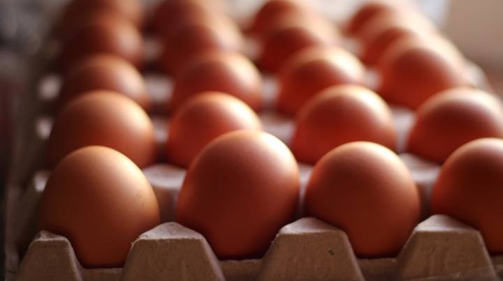 Ya el dilema no es si primero fue el huevo o la gallina, ahora es: ¿conservar los huevos en la nevera o fuera?