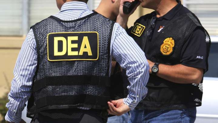 Acusan a ex agente de DEA por conspirar con el CJNG