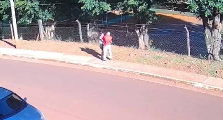 Golpeó a su ex en la calle y se llevó prendas de ropas que tenía la mujer a la venta