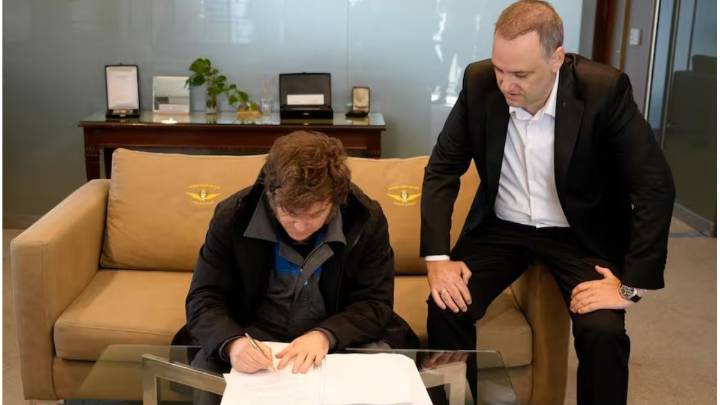 Reforma laboral: Javier Milei firmó el proyecto y el Gobierno lo enviará al Congreso