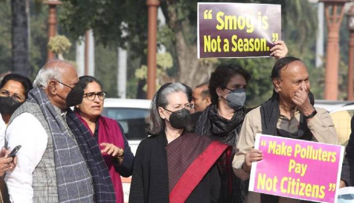 ‘Children Dying, Elderly Suffering’: Sonia, Priyanka Target Centre Over Air Pollution