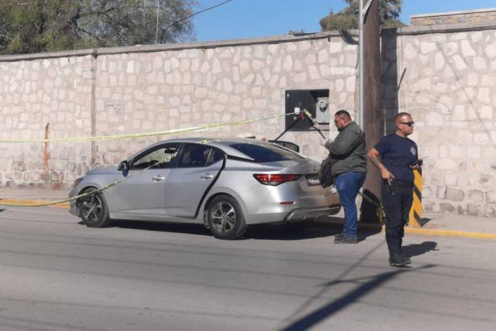 Mujer pierde la vida dentro de su auto en Monclova; sus familiares la llevaban al IMSS