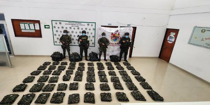 El Ejército Nacional y la Policía Fiscal y Aduanera incautaron 120 uniformes camuflados en Tame, Arauca