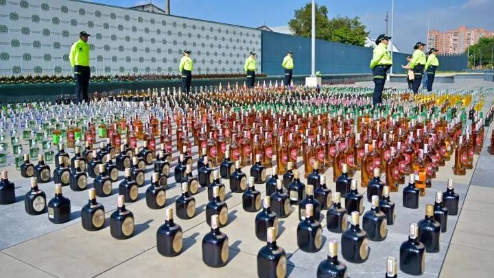 ¡Cae mega fábrica de licor adulterado en Bogotá! Incautan más de 4.000 botellas listas para su comercialización