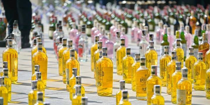 Golpe a las finanzas delincuenciales de Bogotá: incautan más de 4.000 botellas de licor adulterado avaluadas en $400 millones