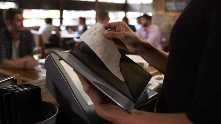 How To Split The Bill At A Restaurant Without Angering Staff (Or Your Friends)
