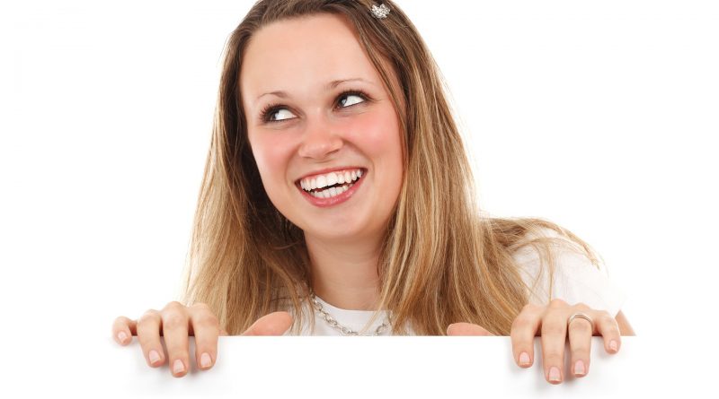 Mennonite Exotic Dancer Thrills Audience by Removing Her Düak