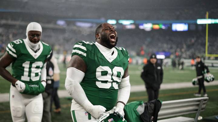 Jets DL Khalen Saunders ejected for contacting an official