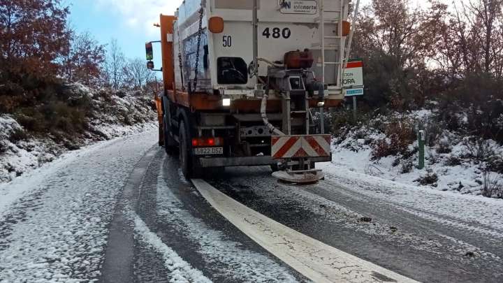 La nieve complica el tráfico en carreteras de Zamora