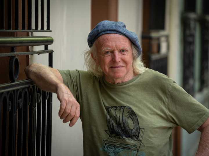 Miguel Cantilo, a los 76: el rock para pedir ayuda o denunciar y el trabajo codo a codo con sus hijos