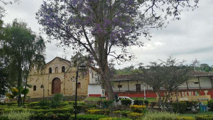 No es Barichara. El municipio santandereano de calles empedradas, iglesia colonial y lindos encantos naturales