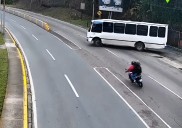 Dos heridos tras colisión entre autobús y moto en la Av. Sorocaima de Los Teques
