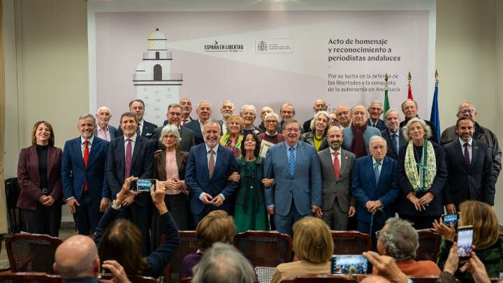 El Gobierno homenajea en Málaga a 30 periodistas clave en la transición y el proceso autonómico andaluz