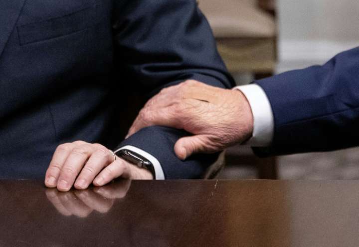 La Casa Blanca explica una mano vendada de Trump por tener dar muchos apretones de mano