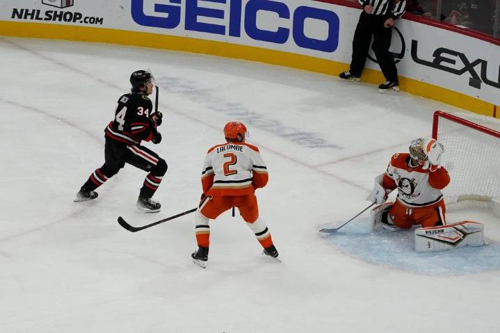Bedard’s 4 points lead Blackhawks to a 5-3 comeback win over Ducks – Winnipeg Free Press