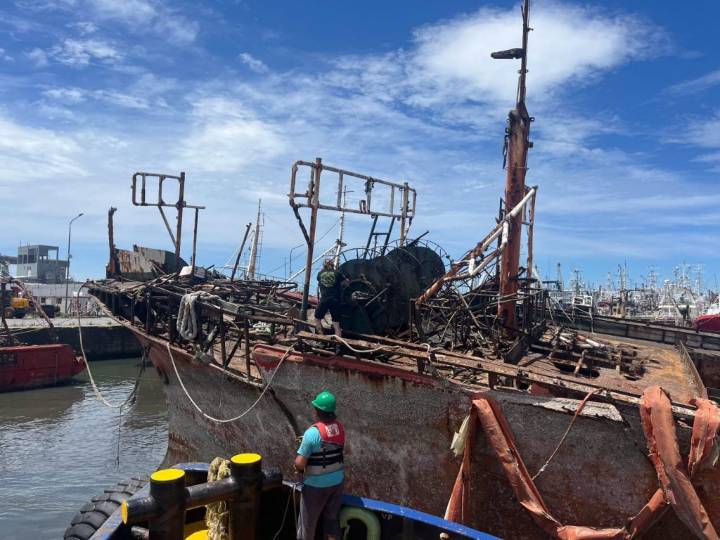 Puerto: ya se recuperaron 1.400 metros de frente operativo con el envío a desguace del pesquero “Coral Azul”