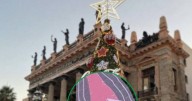 INAH “se pone Grinch”: clausura árbol navideño de marca de refrescos frente al Teatro Juárez