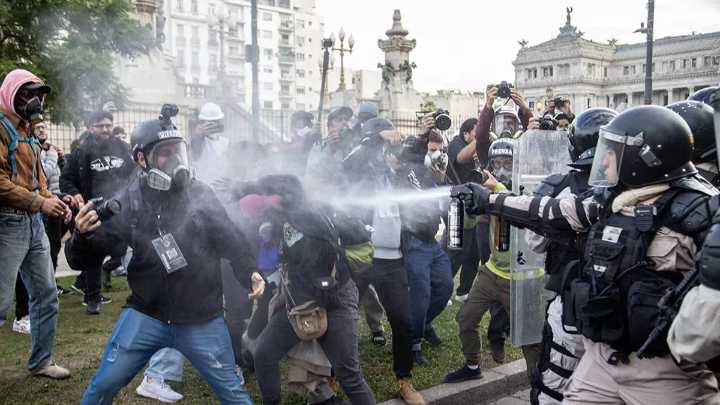 Las agresiones policiales a la prensa crecieron casi un 70% en la Argentina de Milei