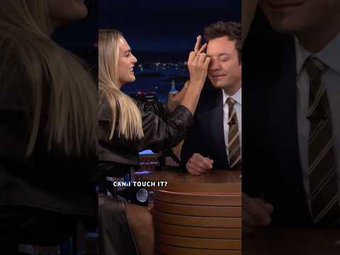 #ArynaSabalenka signs #JimmyFallon’s forehead 😅 #FallonTonight