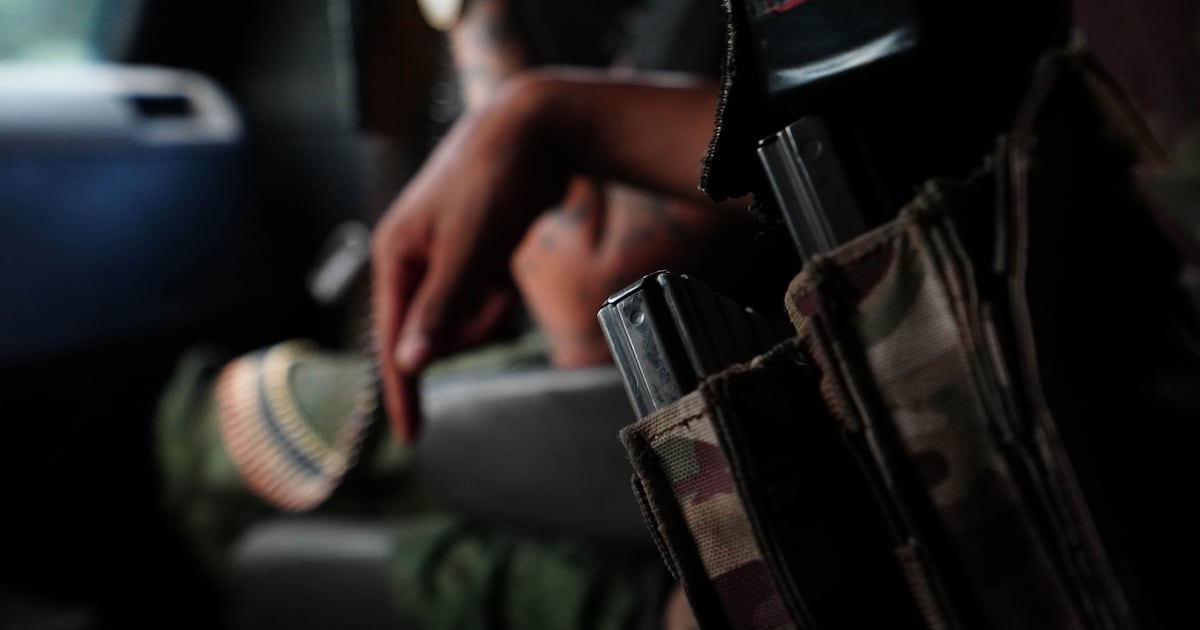 Nueva cacería contra policías en Michoacán: Emboscan a agentes en Apatzingán