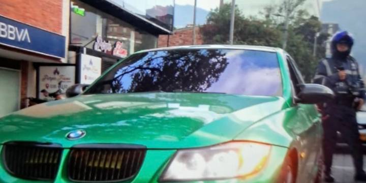 Secretaría de Movilidad puso lujoso BMW como ejemplo negativo para los conductores en Bogotá: “La norma es para todos”