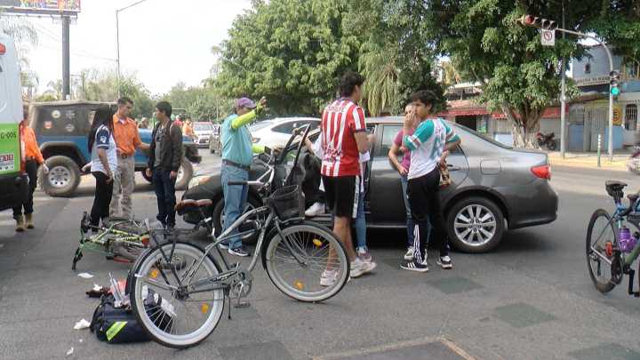 Automovilista Embiste A Familia De Ciclistas en Guadalajara; Joven Pierde Parte De Dentadura