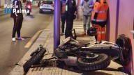 Un motorista se empotra contra una farola en Palma tras hacer 'caballitos' a gran velocidad