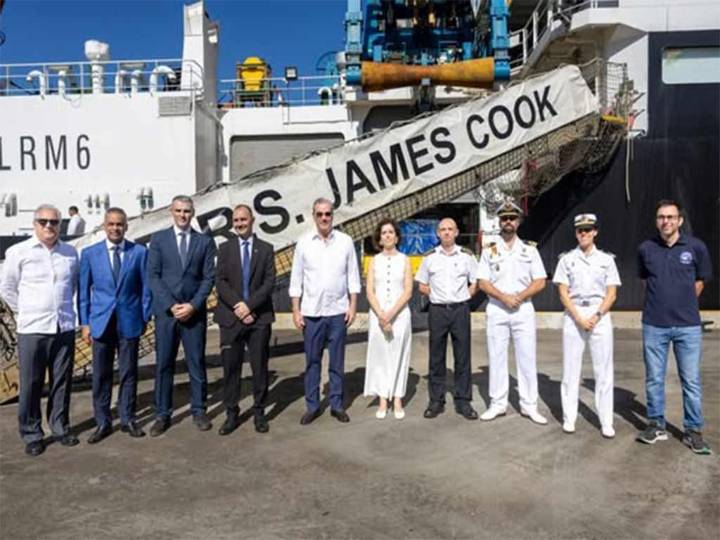Presidente dominicano visita buque oceanográfico RRS James Cook