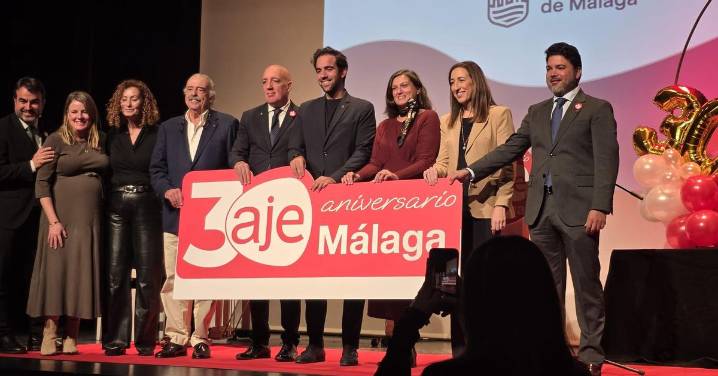 AJE Málaga homenajea a sus socios históricos en el acto central de su 30º aniversario
