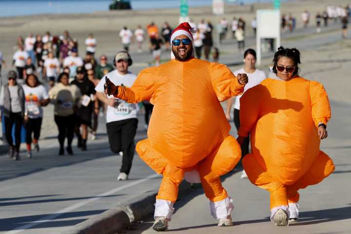 Thanksgiving festivities kick off early with 23rd annual Long Beach Turkey Trot