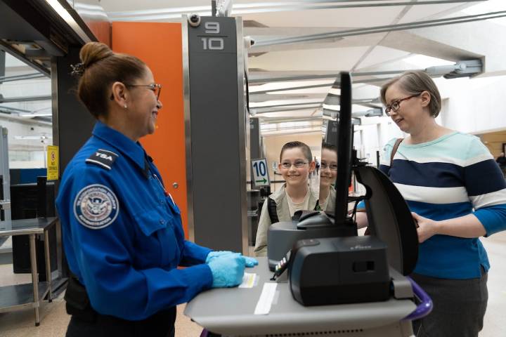 TSA anuncia nueva tarifa para quienes no tienen Real ID; pasaportes extranjeros están exentos