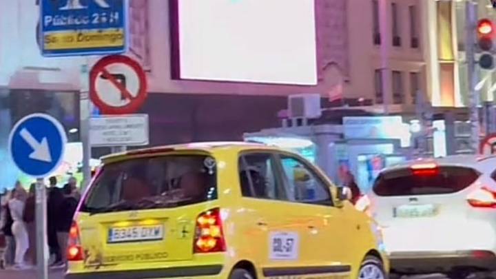 Taxi colombiano pasea por las calles de España y causa furor