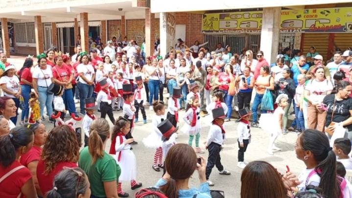 Parrandón en el pórtico de la alcaldía congregó a circuitos educativos y a cultores del municipio Bermúdez