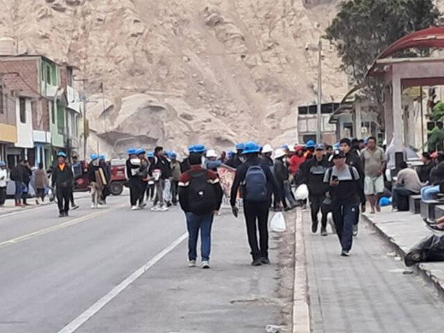 Mineros informales bloquean la Panamericana Sur en Arequipa: cientos de vehículos están varados