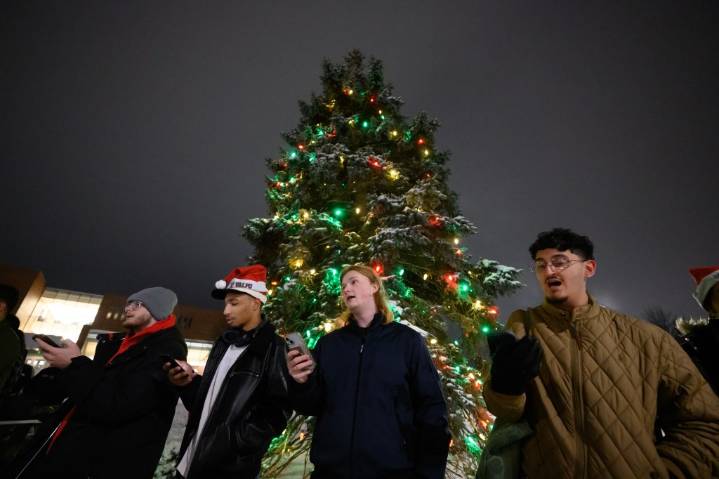 Valparaiso University kicks off holidays with tree lighting