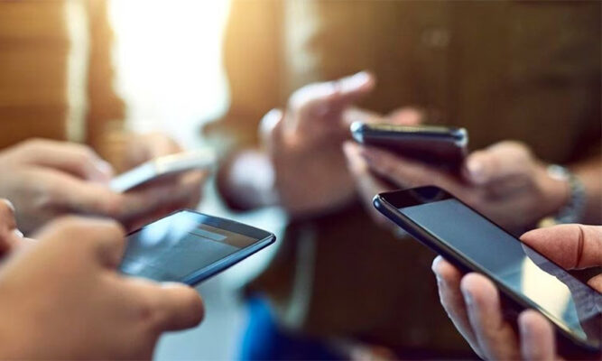 Aprueban prohibición de uso de celulares  en todos los niveles educativos de colegios