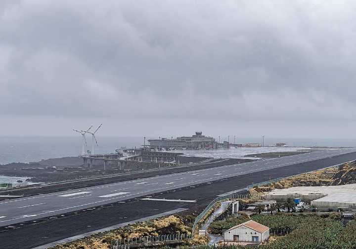 Desvíos de vuelos en Canarias por el mal tiempo: La Palma y El Hierro, los aeropuertos más afectados