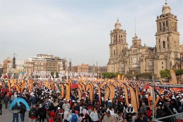 Arriban simpatizantes al Zócalo para festejo de la 4T