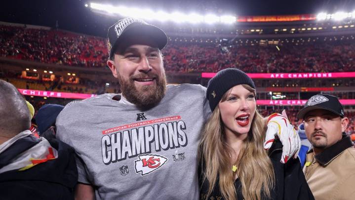 Taylor Swift Supports Fiance Travis Kelce at Chiefs vs. Texans Game