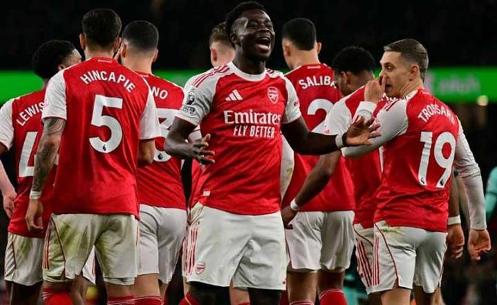 Premier League: Arsenal vence al Wolverhampton (2-1) y Liverpool respira con Mohamed Salah