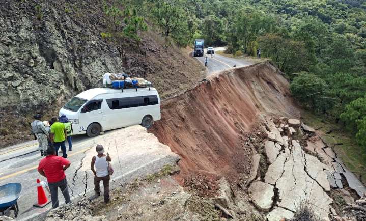 Colapsa la Chilapa-Tlapa por un deslave; Urvan queda al borde del vacío
