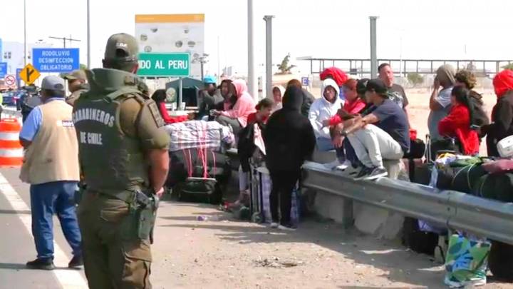 "En la nocha el frío no te deja dormir": Así son los duros días de migrantes varados en la frontera norte con Perú